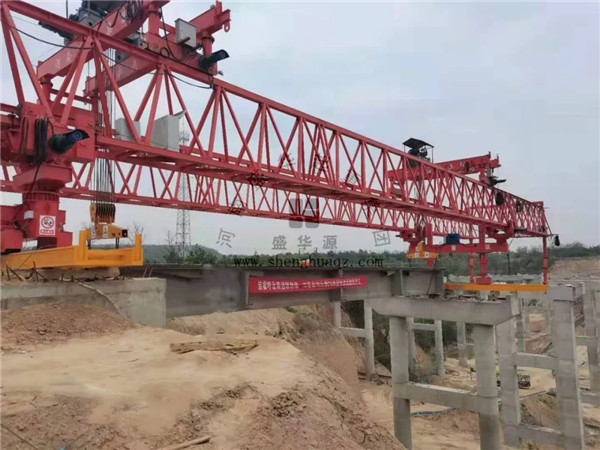 盛华集团丨连霍呼北高速项目180T自平衡浙江架桥机施工现场